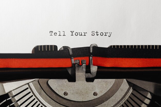 Tekst Tell Your Story getypt op retro typemachine