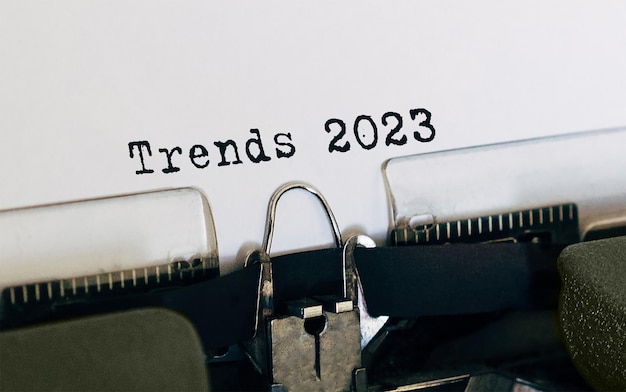 Tekst Trends 2023 getypt op retro typemachine