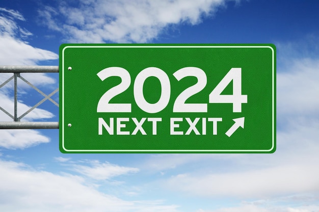 Tekst van 2024 volgende afrit op groen bord met wolken op blauwe hemelachtergrond