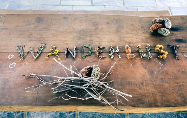 Tekst van bloemen op een houten tafel