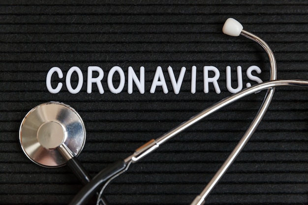 Tekstuitdrukking Coronavirus en stethoscoop