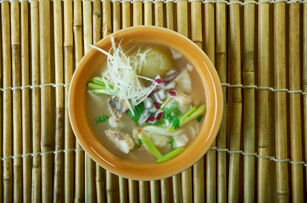 Zuppa di pesce tekwan tipica di palembang, indonesia