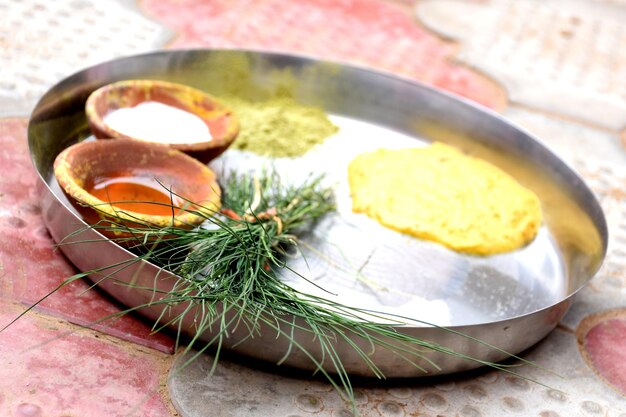 Tel baan rituele haldi ceremonie in een Indiase bruiloft