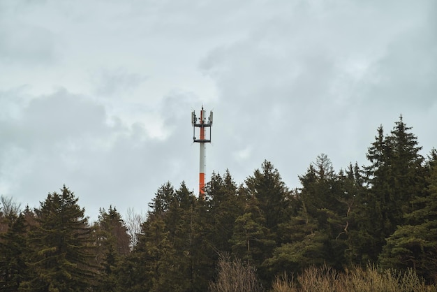 Telecom 5G- en 4G-cellulaire netwerken in de lucht over een bosrijke landelijke omgeving