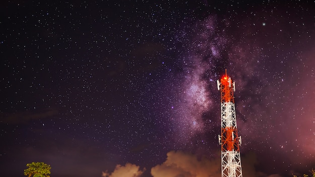 Telecom toren met Galaxy Melkweg achtergrond