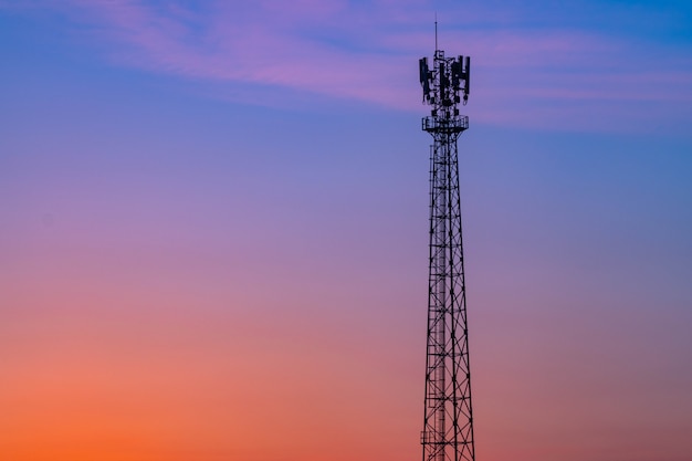 写真 夕方の空の通信塔。シルエット電話アンテナ。