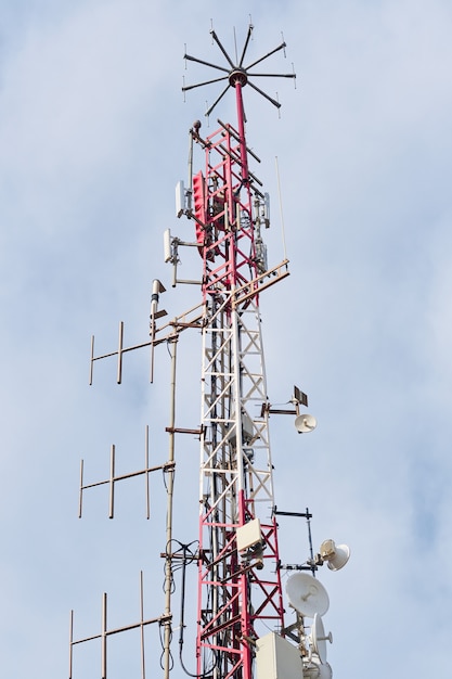 Telecommunicatie-antennes met blauwe hemel