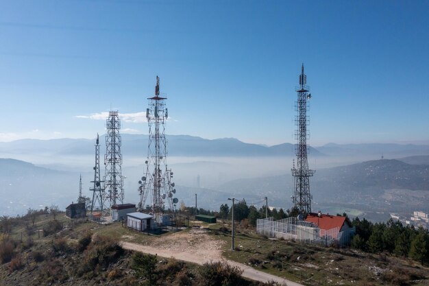 Telecommunicatie-antennetoren in de ochtend. felle zon en blauwe lucht met wolken. Zendende antenneparen. Foto van hoge kwaliteit