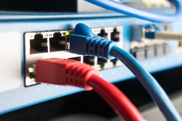 Telecommunicatie Ethernet-kabels verbonden met internetschakelaar