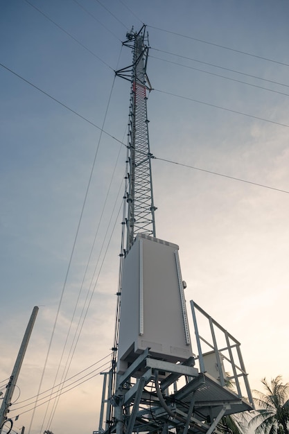 Telecommunicatie macht elektrische pool en kabelverbinding op avondlucht