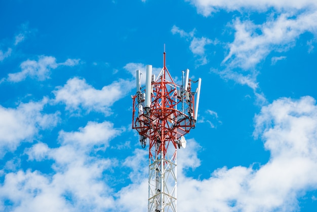 Telecommunicatie toren blauwe hemel