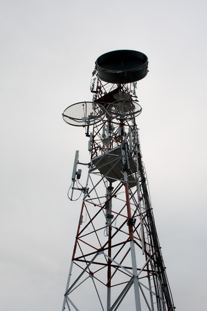 Telecommunicatie toren blauwe hemelachtergrond, telefoonantenne