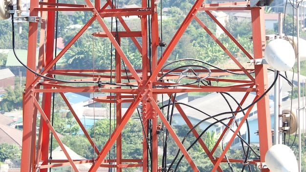 Telecommunicatie toren close-up met rode en witte kleur.