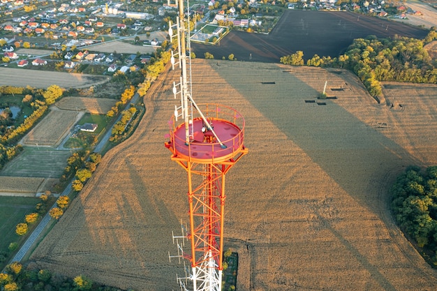 Telecommunicatie toren. TV-antenne en mobiele zender