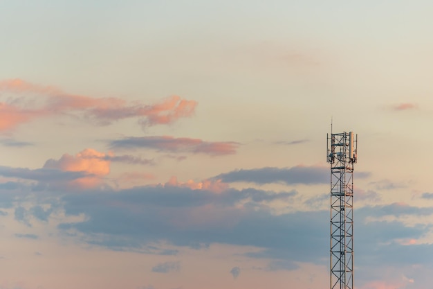 Telecommunicatieantenne op het platteland in de zomer bij zonsondergang