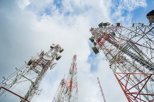 Telecommunicatiemast TV-antennes draadloze technologie met blauwe lucht in de ochtend