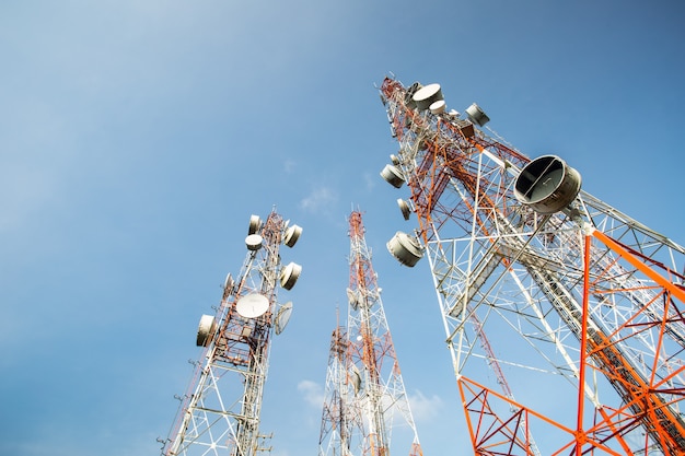 Telecommunicatiemast TV-antennes met blauwe lucht in de ochtend