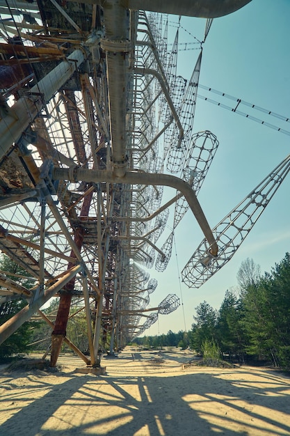 Foto telecommunicatieradiocentrum in pripyat tsjernobyl, bekend als de arc of duga en de zogenaamde russische specht