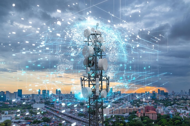 Telecommunicatietoren met 5G cellulaire netwerkantenne op stadsachtergrond met globale verbinding