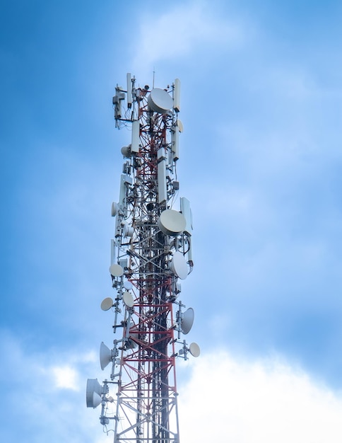 Telecommunicatietoren met blauwe en witte wolkenhemel