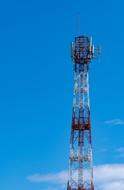 Telecommunicatietoren met blauwe hemel en witte wolken