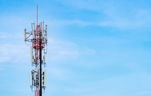 Telecommunicatietoren met blauwe hemel en witte wolkenachtergrond