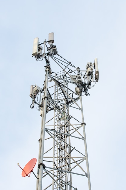 telecommunicatietoren met de blauwe hemel