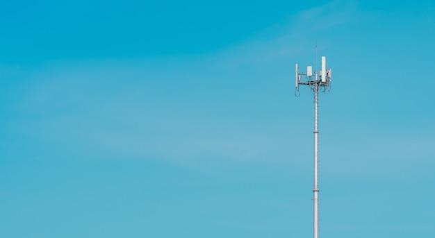 Telecommunicatietoren met duidelijke blauwe hemelachtergrond. De antenne op blauwe hemel. Radio- en satellietpaal. Communicatietechnologie. Telecommunicatie-industrie. Mobiel of telecom 4g-netwerk.