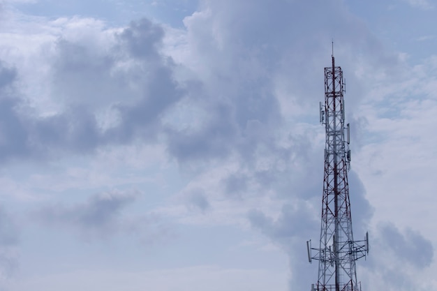 Telecommunicatietoren op de blauwe hemel