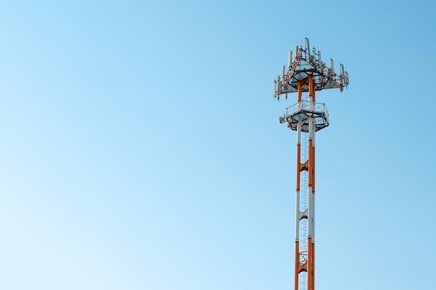 Telecommunicatietoren op de blauwe hemelachtergrond