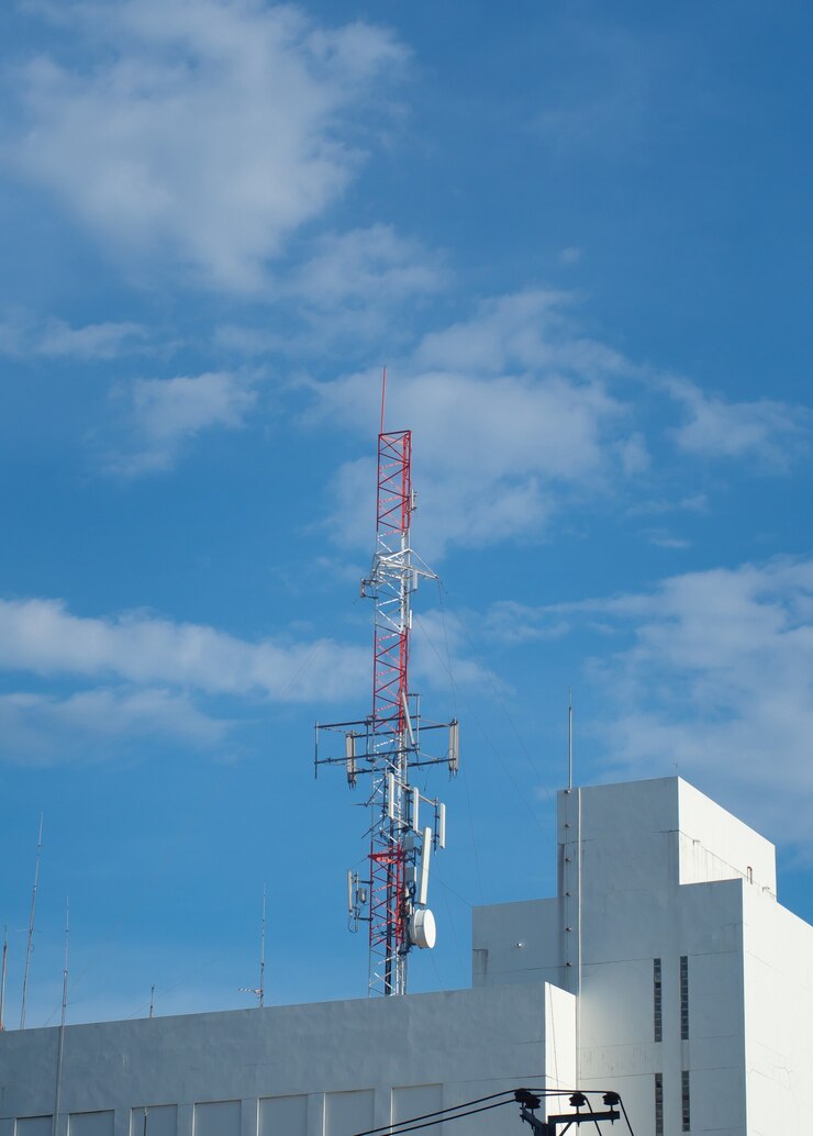 Telecommunicatietoren tegen de blauwe lucht met wolken