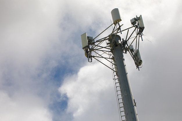 Telecommunicatietoren van 4G en 5G cellulair op wolkenhemelachtergrond