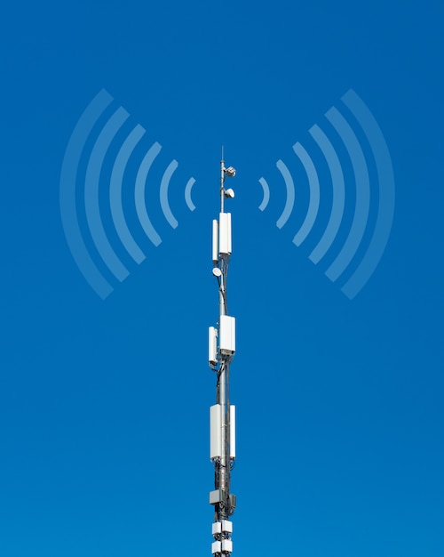 Foto antenna a torre cellulare per telecomunicazioni contro il cielo blu comunicazione wireless e internet mobile