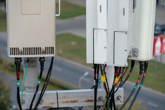 Apparecchiature per telecomunicazioni stazione cellulare su torre macro base station rete radio 5g apparecchiature per telecomunicazioni con moduli radio e antenne intelligenti radiazioni pericolose da reti 5g