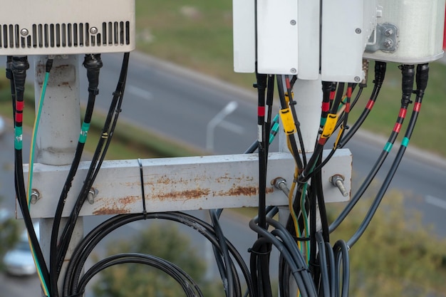 통신 장비 타워의 셀룰러 스테이션 매크로 기지국 5G 무선 네트워크 무선 모듈 및 스마트 안테나가 있는 통신 장비 5G 네트워크의 위험한 방사