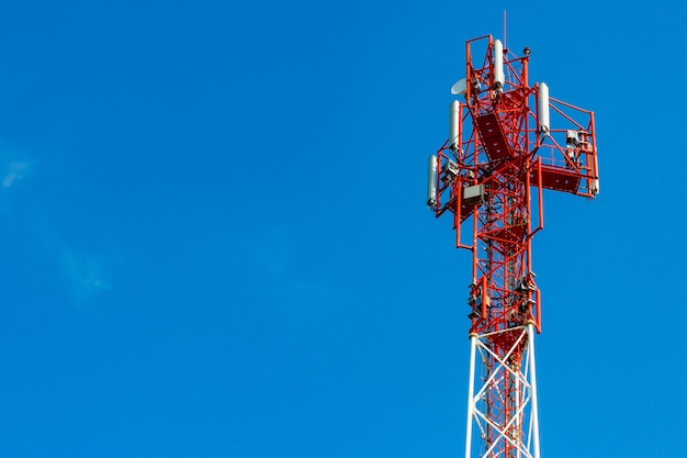 Torre delle telecomunicazioni su uno sfondo di cielo blu con copyspace