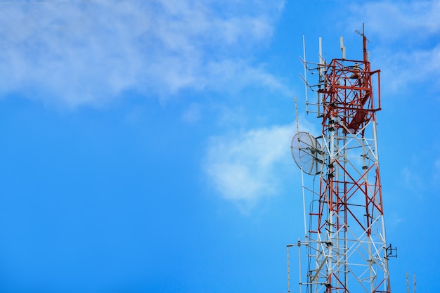 Torre di telecomunicazioni e tecnologia wireless antenne satellitari sul cielo blu