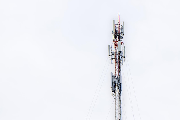 Torre delle telecomunicazioni su sfondo biancotecnologia di comunicazione cellulare mobile pole