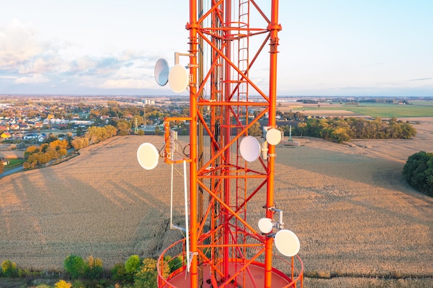 안테나가 있는 통신 타워, 4g, 5g. 셀룰러. 푸른 하늘을 배경으로.