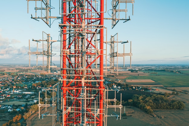 Photo telecommunication tower with antennas on blue sky background