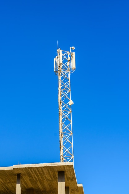 青空に対するアンテナまたは無線通信アンテナ送信機を備えた通信塔