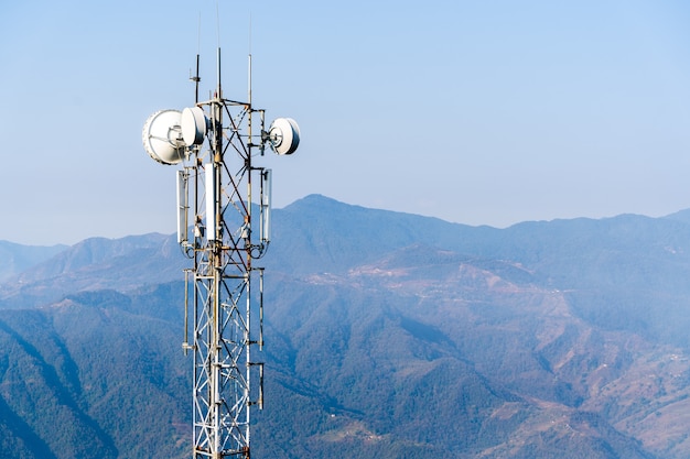 Torre di telecomunicazioni con antenne. trasmettitore dell'antenna di comunicazione wireless con le montagne sullo sfondo. foto d'archivio.