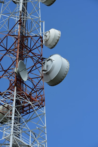 Torretta di telecomunicazione con antenne.