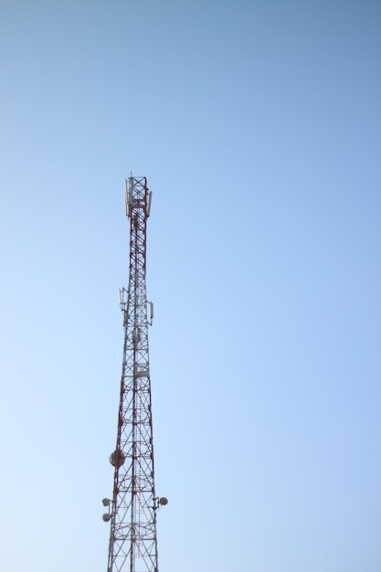 Photo telecommunication tower with blue sky background