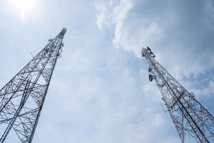 Photo telecommunication tower with blue sky and white cloud background, communication concept