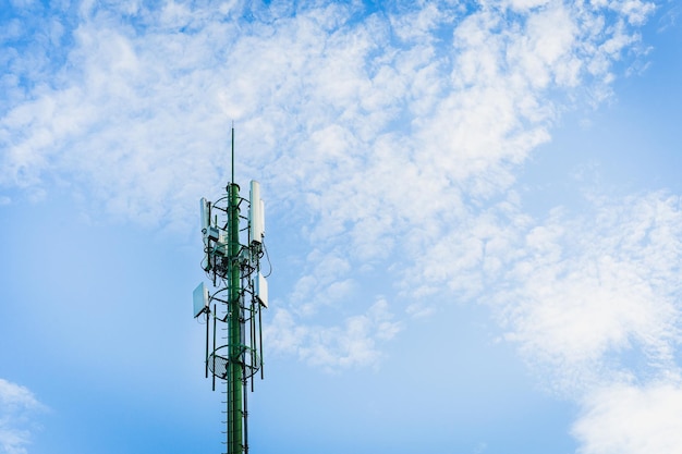Photo telecommunication tower with blue sky and white