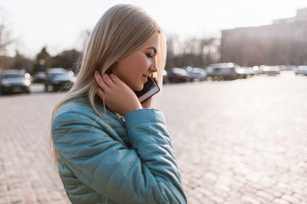 Photo telecommunications in big city. girl on street. pleasant conversation, nature concept