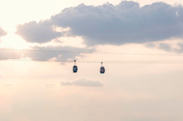 Teleferico of kabelbuscabine in Mexico-Stad met de lucht op de achtergrond bij zonsondergang