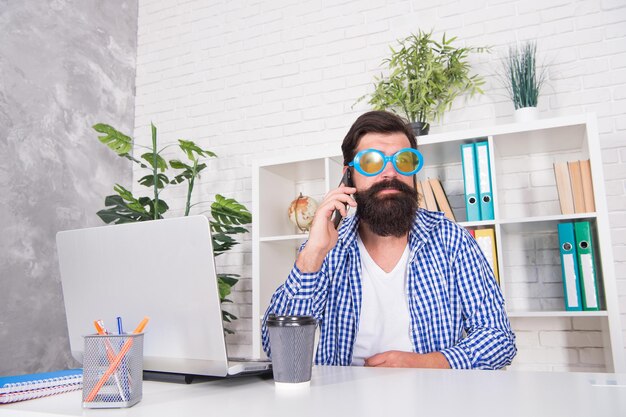 Telefonisch afspraken maken. Hipster praten op mobiele telefoon op desktop. Leidinggevend zakelijk gesprek. Moderne technologie. Zakelijke communicatie. Mobiel handelen.