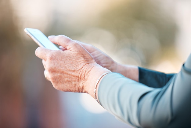 Telefoon-app en handen van gepensioneerde vrouw die op het scherm typt voor e-mail, e-commerce of sociale media Communicatie internet en mobiele applicatie van senior persoon online met 5g-connectiviteit